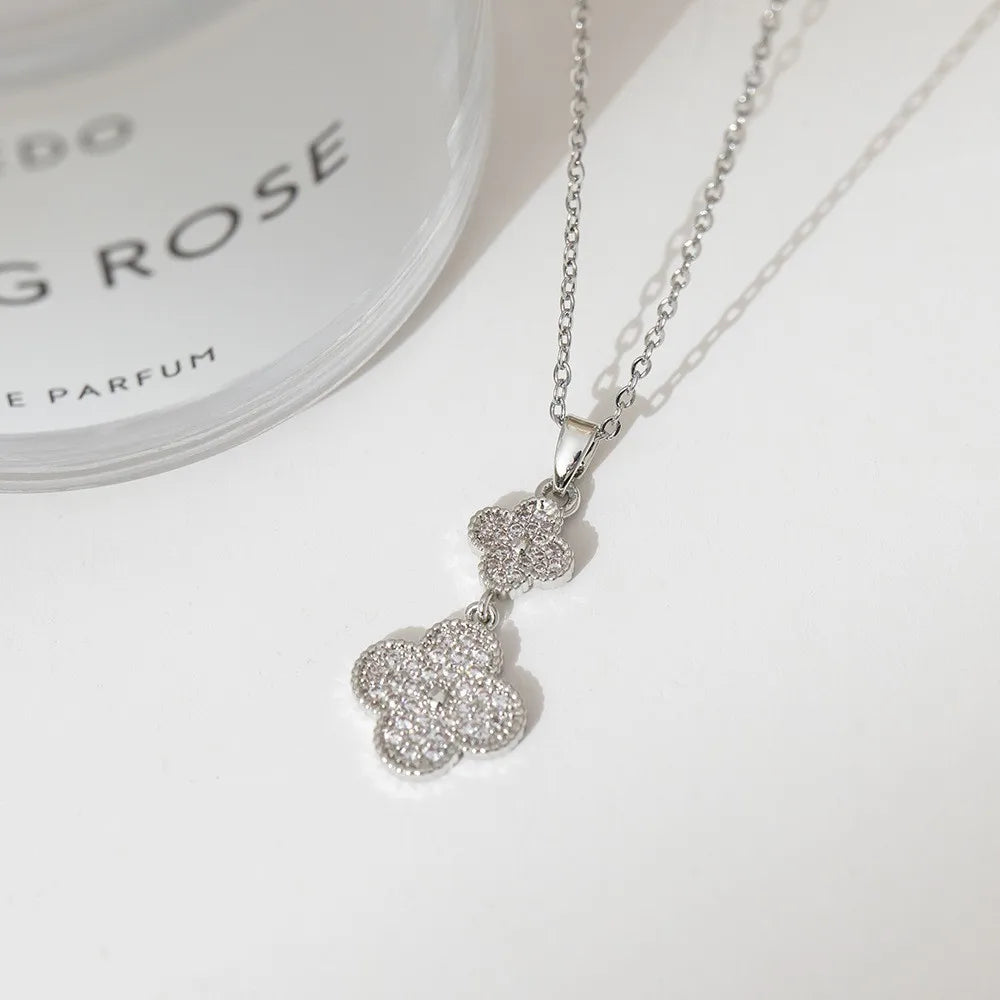 Four-leaf clover-shaped necklace, a niche design for women, is fashionable, simple and does not fade. It's a collarbone chain