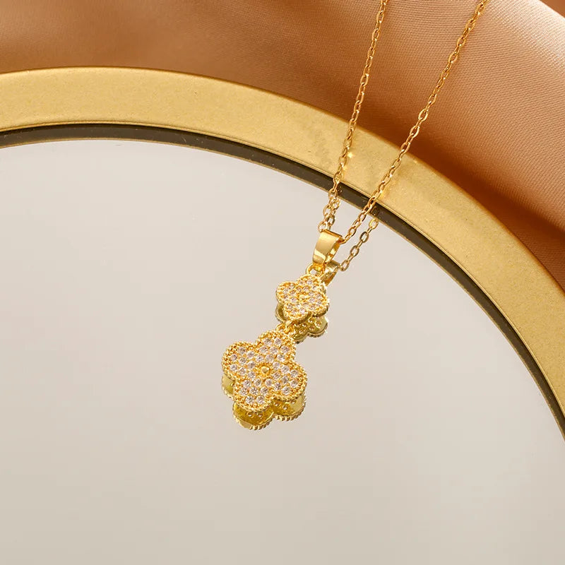 Four-leaf clover-shaped necklace, a niche design for women, is fashionable, simple and does not fade. It's a collarbone chain
