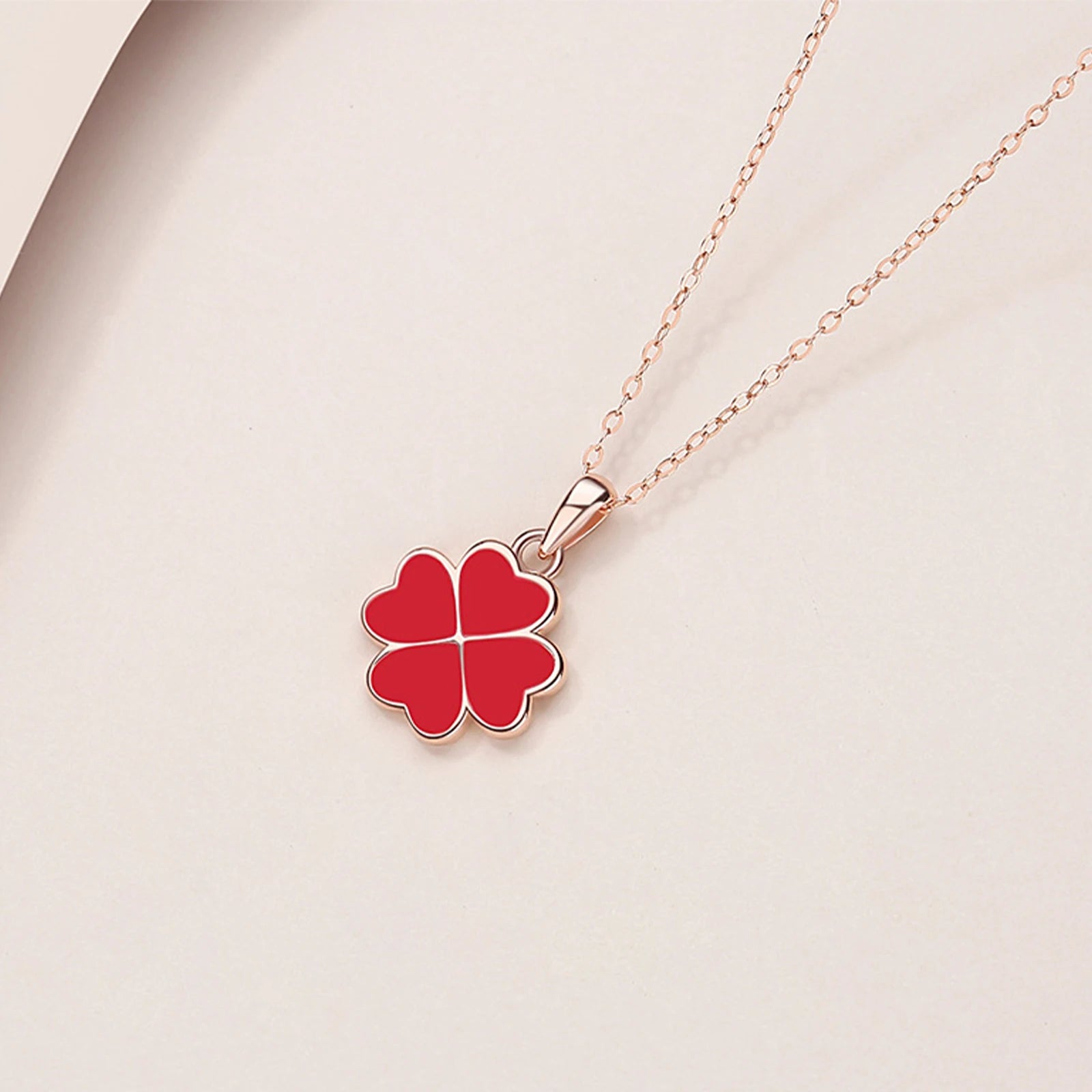 Elegant and Exquisite Clover Pendant Necklace, High-Quality Jewelry, Suitable for Women and Couples, Necklace that Changes Color