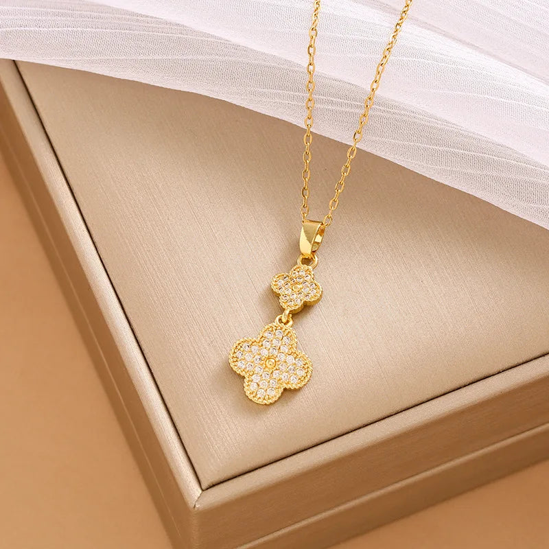 Four-leaf clover-shaped necklace, a niche design for women, is fashionable, simple and does not fade. It's a collarbone chain