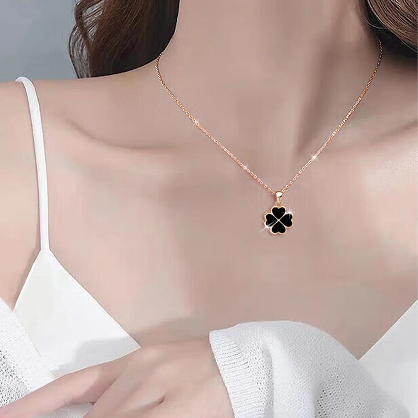 Elegant and Exquisite Clover Pendant Necklace, High-Quality Jewelry, Suitable for Women and Couples, Necklace that Changes Color